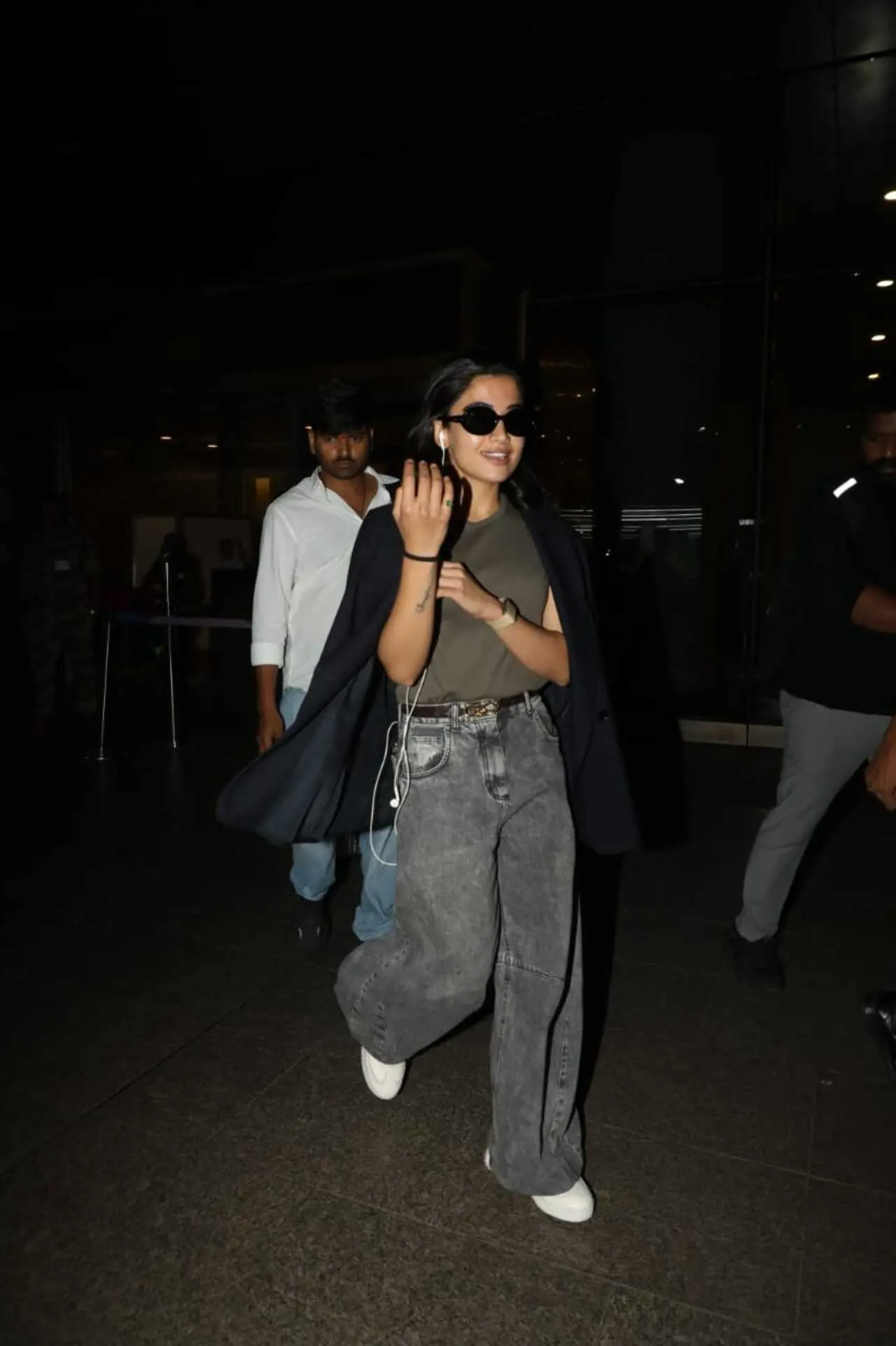 Rashmika Mandanna was seen arriving in Mumbai to promote her upcoming film Cocktail 2. She was all smiles as she waved at the paps upon arrival. Rashmika Mandanna was seen arriving in Mumbai to promote her upcoming film Cocktail 2. She was all smiles as she waved at the paps upon arrival.